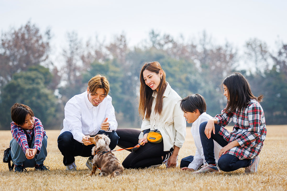 サッカーと愛犬メッシがつなぐ、杉本家