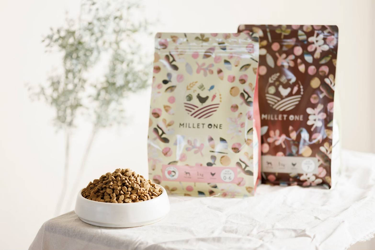 MILLET ONEのパッケージ2袋と、白い皿に盛り付けたフード
