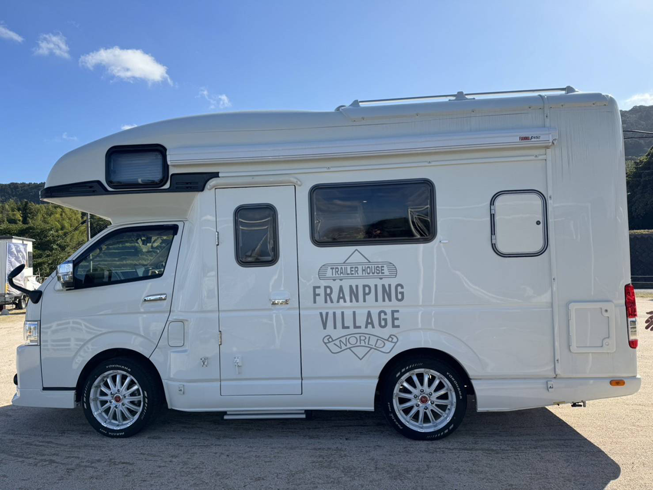 キャンピングカーの側面と車体に描かれたFRANPING VILLAGEのロゴ